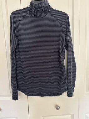 Women’s indygena Long Sleeve striped turtleneck gray/black size large.
